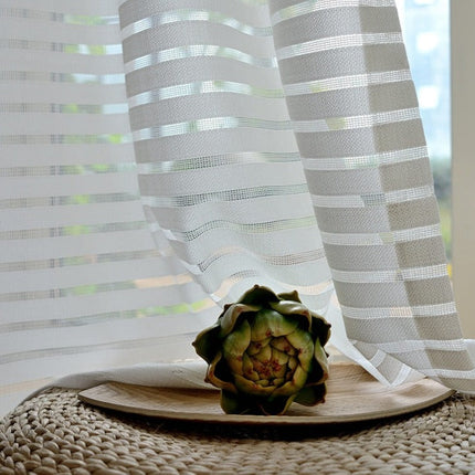 Hvidt let gardin med vandrette striber