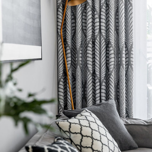 Gråt mørklægningsgardin med bladmotiv