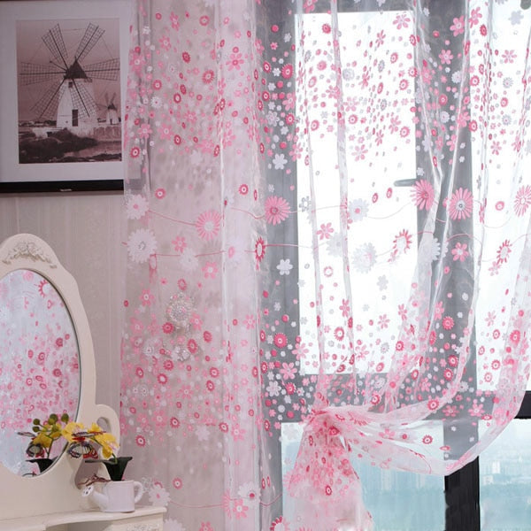 Lyserødt let gardin med blomsterprint