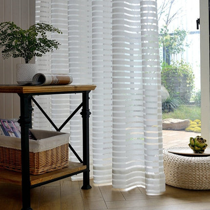 Hvidt let gardin med vandrette striber