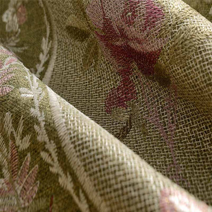 Blåt mørklægningsgardin med broderet kant