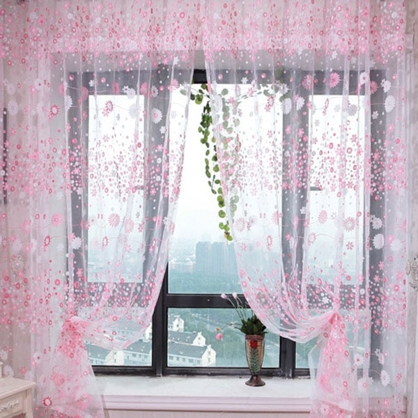 Lyserødt let gardin med blomsterprint