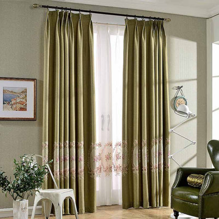 Blåt mørklægningsgardin med broderet kant