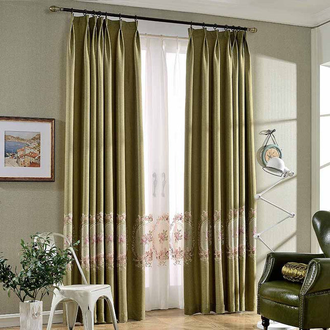 Blåt mørklægningsgardin med broderet kant