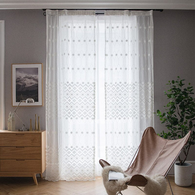 Gennemsigtigt gardin med diskret broderi