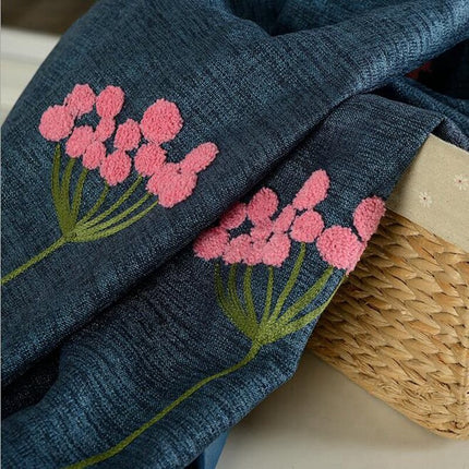 Marineblåt mørklægningsgardin med broderede blomster