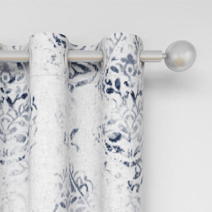 Hvidt gardin med blåt mønster