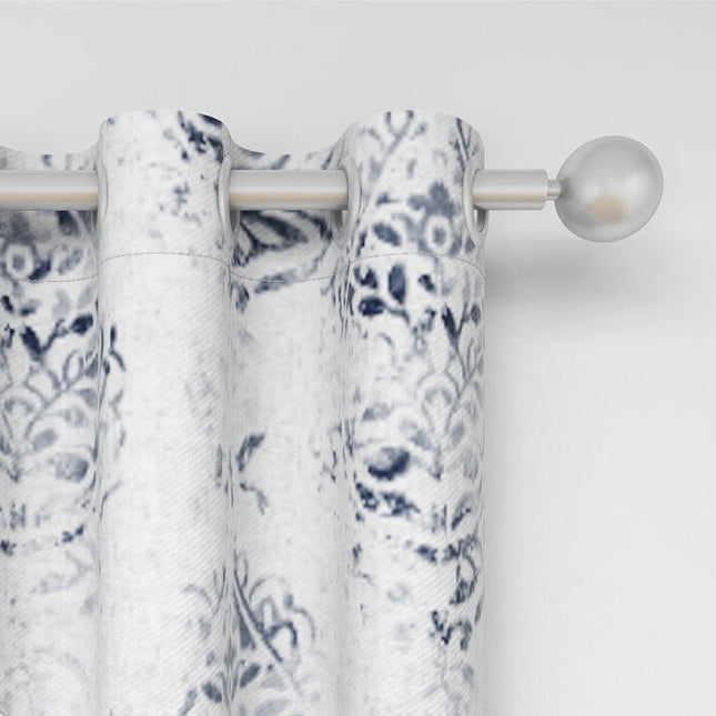 Hvidt gardin med blåt mønster