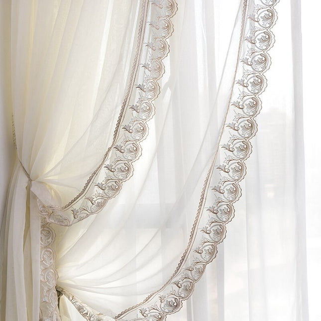 Voile gardin med elegant broderikant