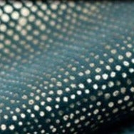 Petroleumsblå mørklægningsgardin med hulmønster