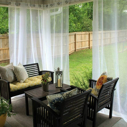 Let og gennemsigtigt udendørsgardin med øjer