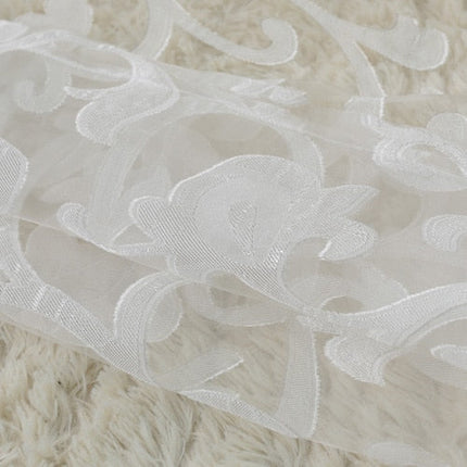 Let gardin med blomsterbroderi