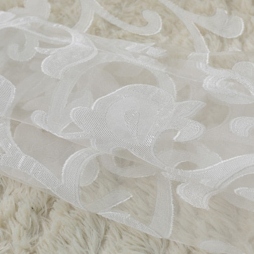 Let gardin med blomsterbroderi