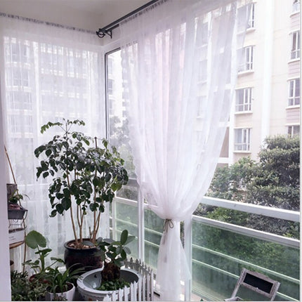 Hvidt blonde-gardin med blomstermotiv