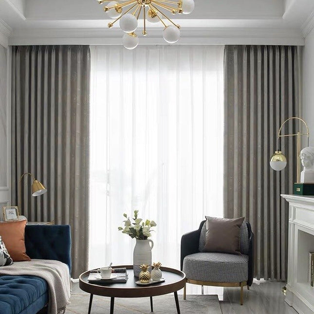 Mørklægningsgardin med diskret bladmotiv