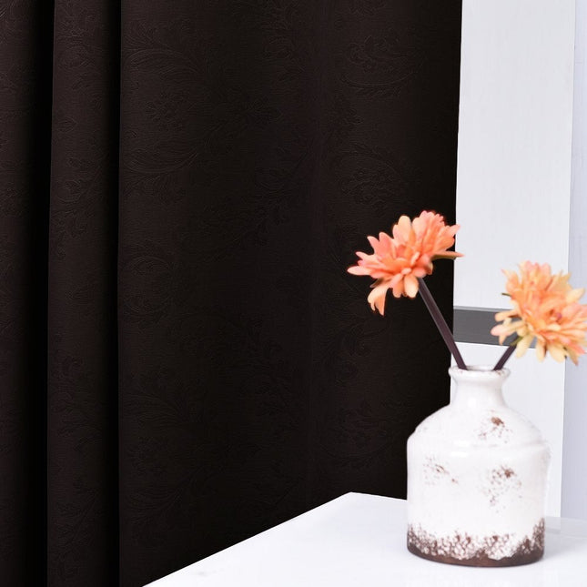 Beige mørklægningsgardin med præget mønster