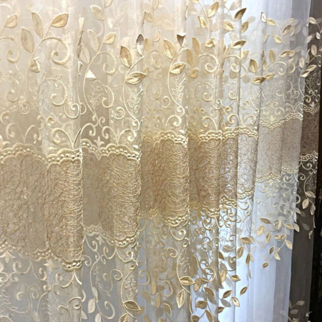 Elegant let gardin med guldblade broderi