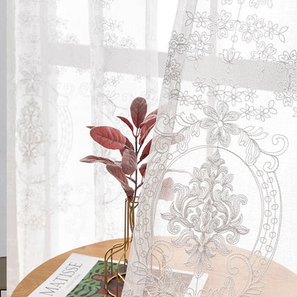 Let gardin med klassisk broderi