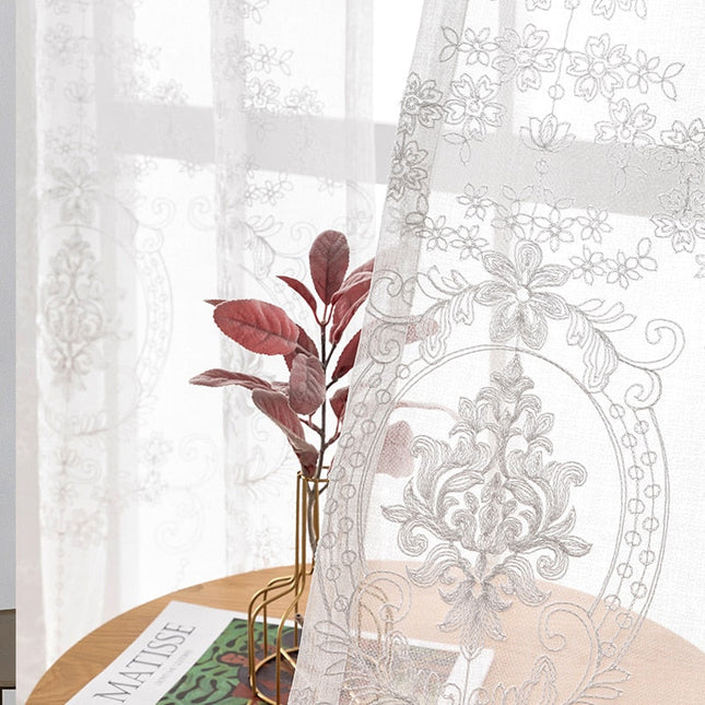 Let gardin med klassisk broderi