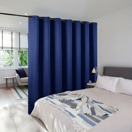 Mørklægningsgardin som praktisk rumdeler