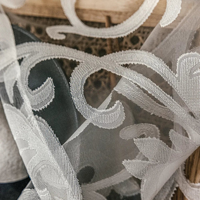 Let gardin med blomsterbroderi