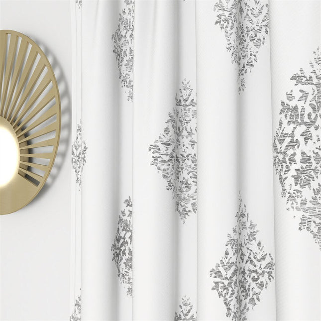 Hvidt gardin med gråt damaskmønster