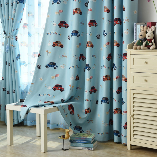 Blåt mørklægningsgardin med biler til børn