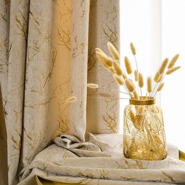 Lystæt gardin med gyldent mønster