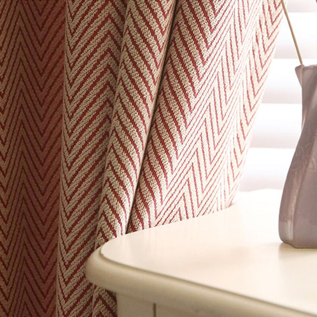 Rødt gardin med sildebensmønster