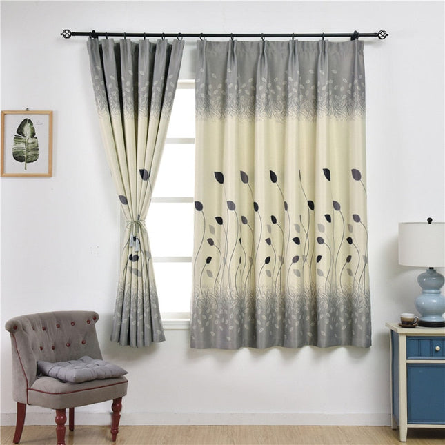 Moderne gardin med elegant bladmotiv
