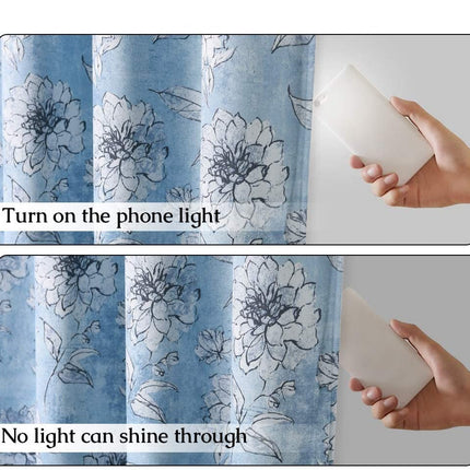 Mørklægningsgardin med blåt blomstermotiv