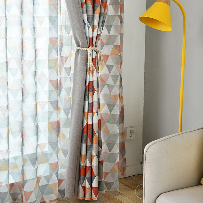 Mørklægningsgardin med geometrisk trekantmønster