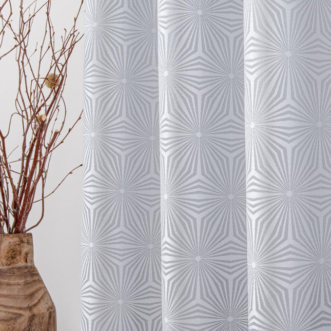 Lysegrå gardin med geometrisk stjernemønster