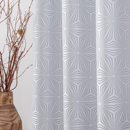 Lysegrå gardin med geometrisk stjernemønster