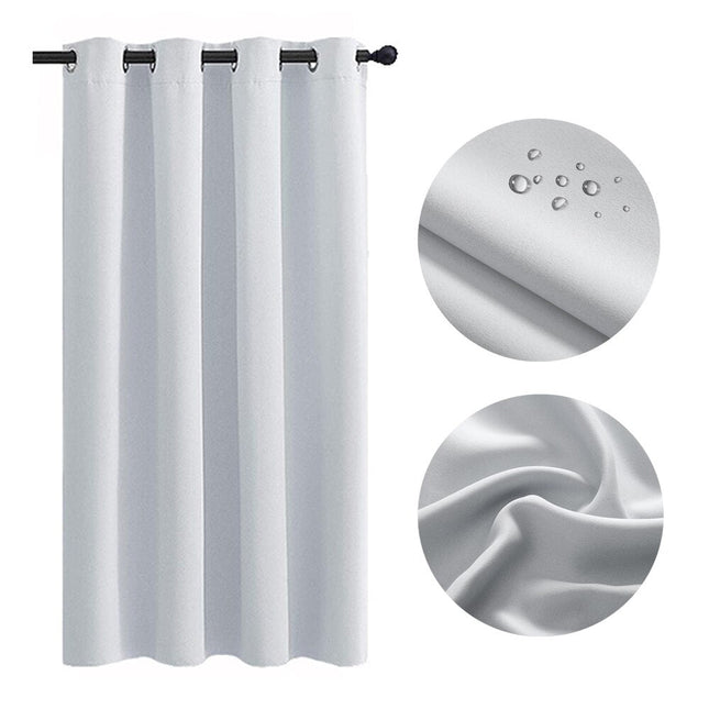 Vandtæt lysegrå udendørsgardin til altan