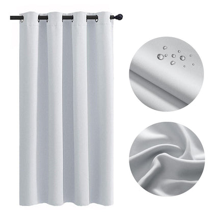 Vandtæt lysegrå udendørsgardin til altan