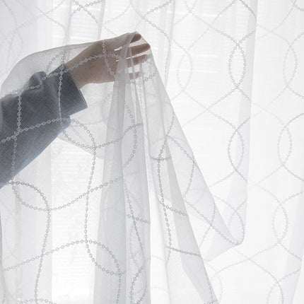 Hvidt voile gardin med geometrisk mønster