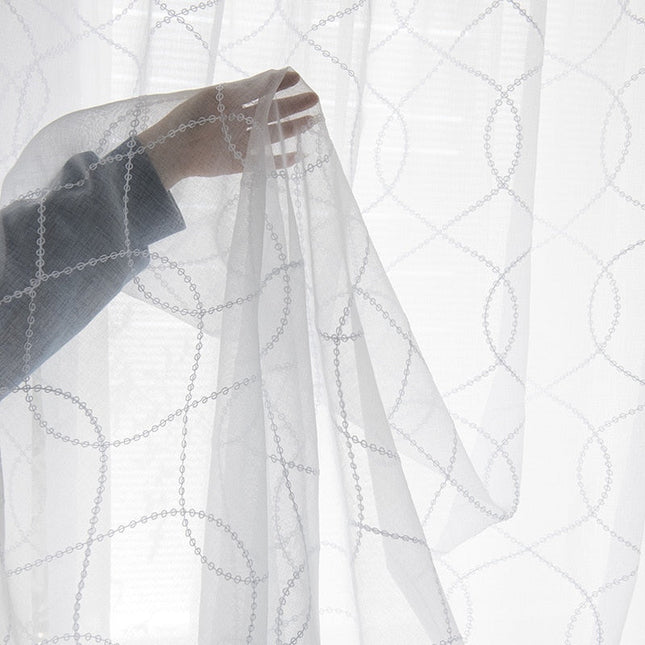 Hvidt voile gardin med geometrisk mønster