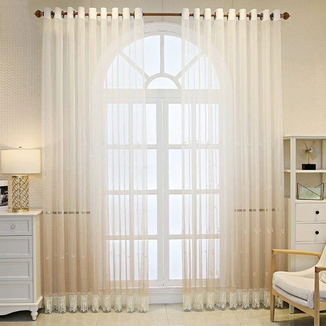 Let voile gardin med dekorative frynser