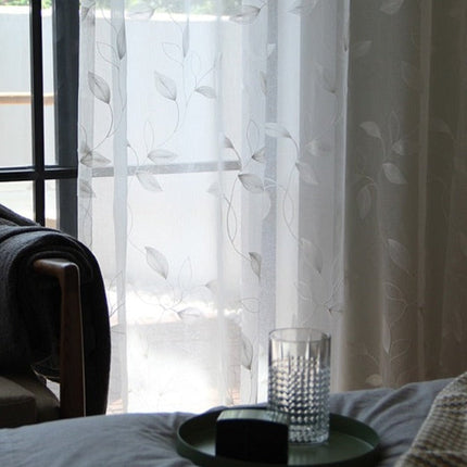 Gennemsigtigt gardin med broderede blade