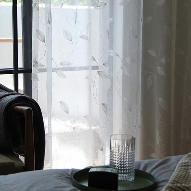 Gennemsigtigt gardin med broderede blade