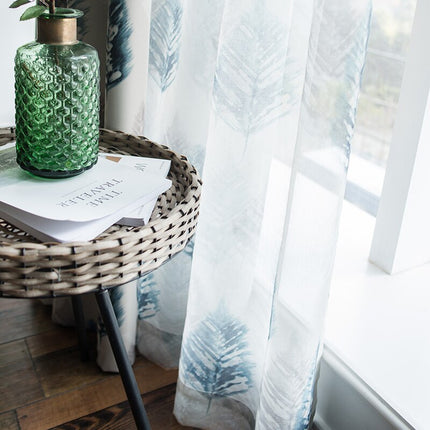 Let gardin med blåt fjer motiv