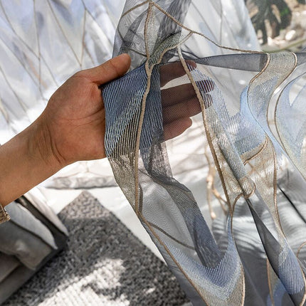 Tyndt gardin med geometrisk broderi