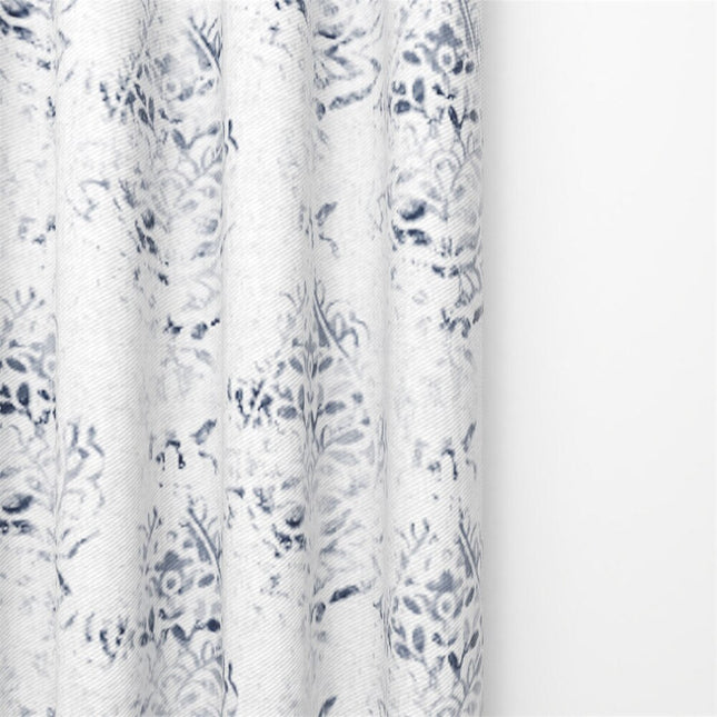 Hvidt gardin med blåt mønster