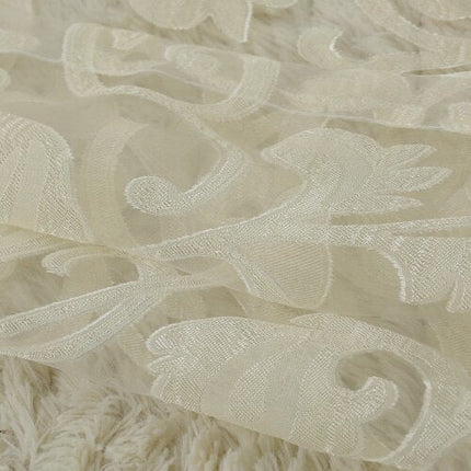 Let gardin med blomsterbroderi