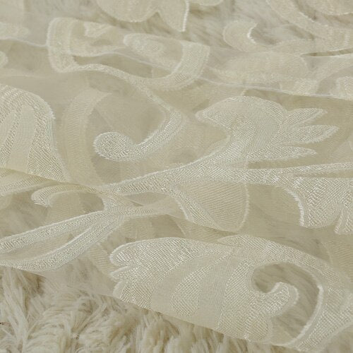 Let gardin med blomsterbroderi