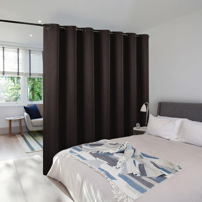 Mørklægningsgardin som praktisk rumdeler