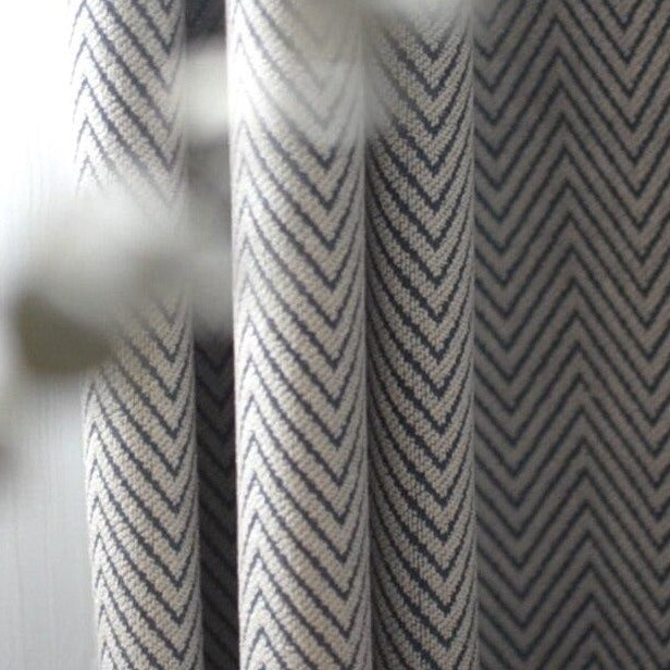 Lysegråt mørklægningsgardin med sildebensmønster