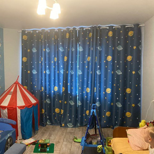 Mørklægningsgardin med planeter til børneværelset