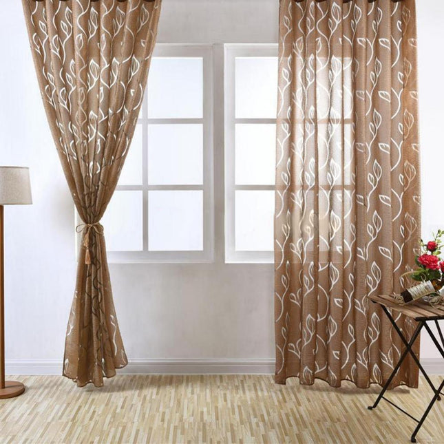 Let voile gardin med diskret bladbroderi